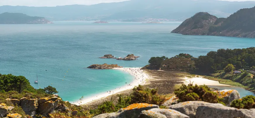 Imagen de las Islas Cíes y la playa de Rodas