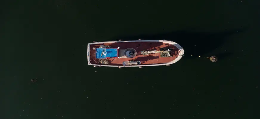 Barco desde el aire en la ría de Arousa