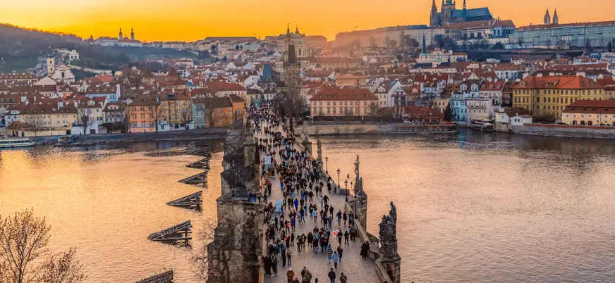Puente de Praga con vista de la ciudad