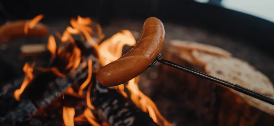 Cocinando salchichas en las cascadas heladas de Korouoma