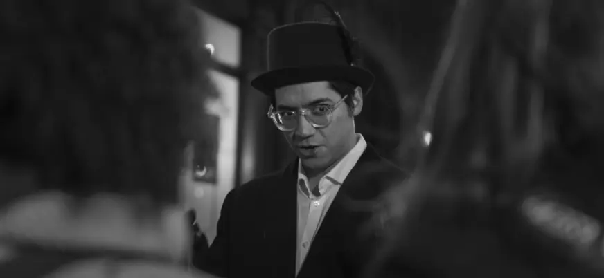 El guía, vestido con atuendo de época, relatando historias.