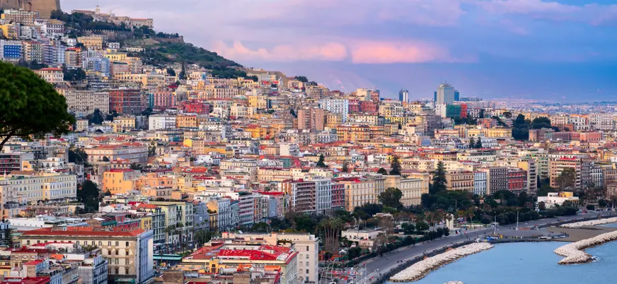 Vista aérea de Nápoles, destacando sus edificios coloridos y su puerto.