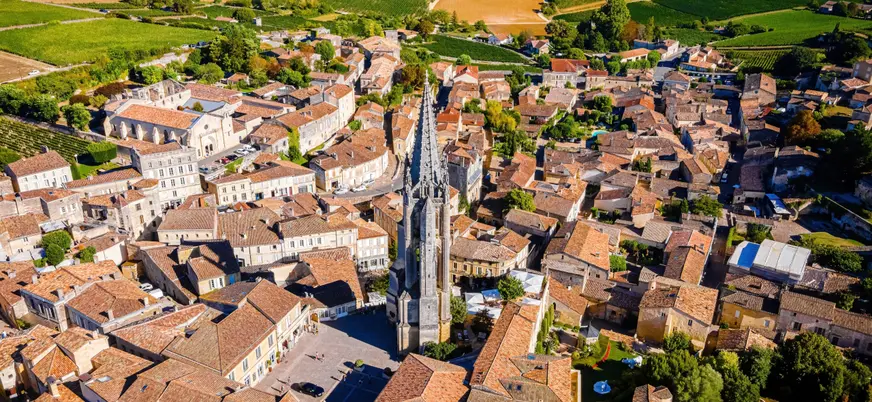 Viñedos, colinas y arquitectura en perfecta armonía en esta vista aérea.
