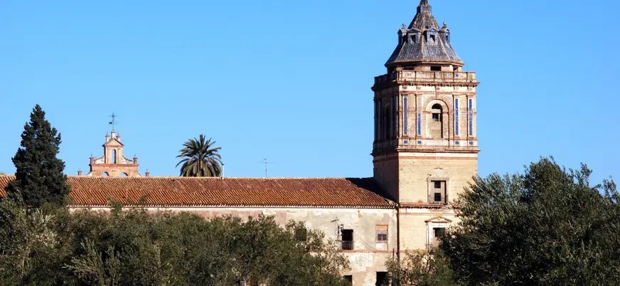 Detalle de la fachada del Monasterio de San Isidoro del Campo, un monumento emblemático que refleja la historia de Andalucía.