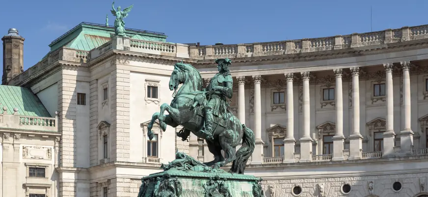 Historia y grandeza imperial en la imponente Heldenplatz.