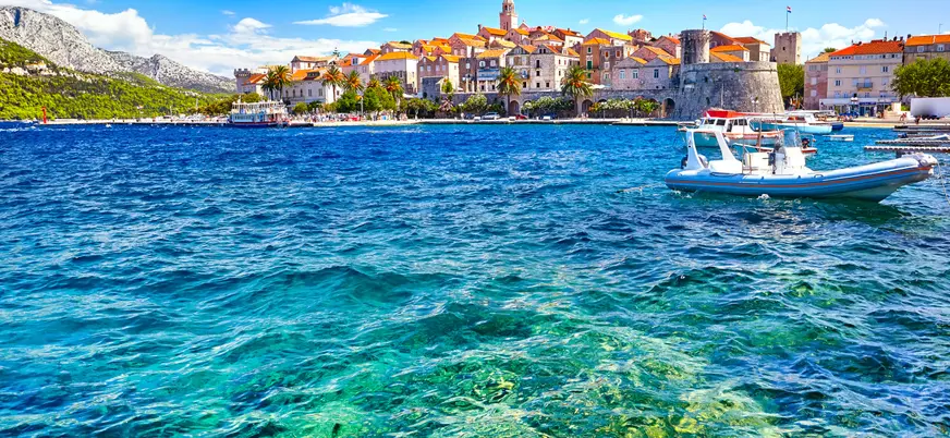 Las aguas cristalinas que rodean Korcula  revelan la belleza intacta del Adriático.