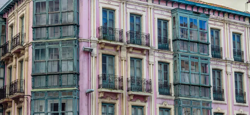 Coloridos edificios que adornan y dan vida a las calles de Torrelavega.