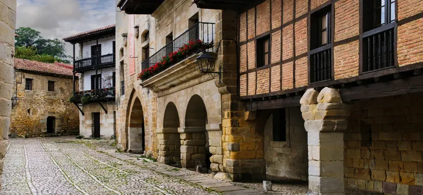 Vista de las casas tradicionales de Santillana del Mar, donde la piedra y la madera se combinan en una armoniosa arquitectura. 