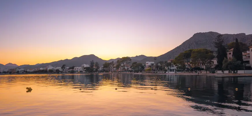 Atardecer en el puerto de Pollança en Mallorca