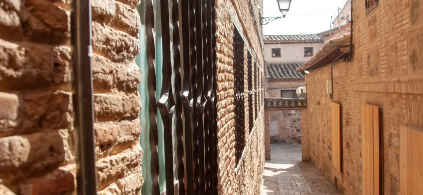 Vista de las estrechas y empedradas calles del barrio de la judería en Toledo.