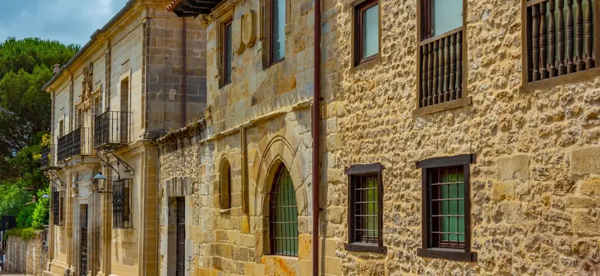 Una de las encantadoras calles empedradas de Santillana del Mar.