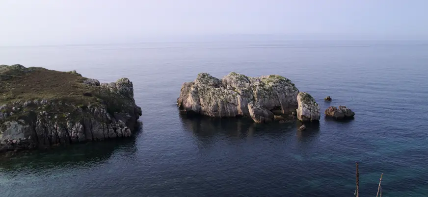 Islotes rocosos en la playa de Somocuevas, Cantabria