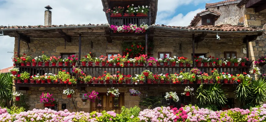 Fachadas cubiertas de flores en el municipio de Líerganes, Cantabria