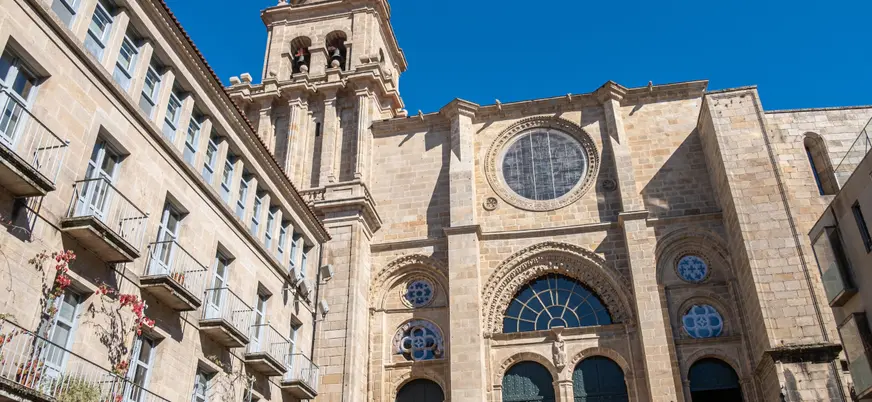 La Catedral de Ourense, con su imponente Pórtico del Paraíso y mezcla de estilos románico y gótico.