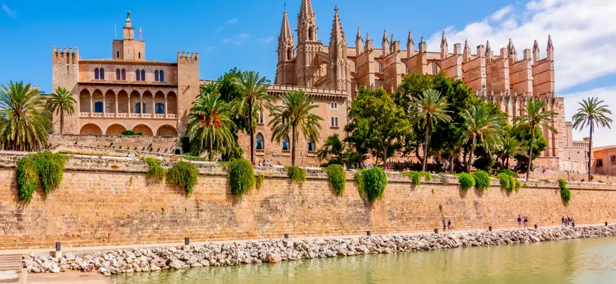 Vista de la catedral de Palma y su impresionante arquitectura gótica.