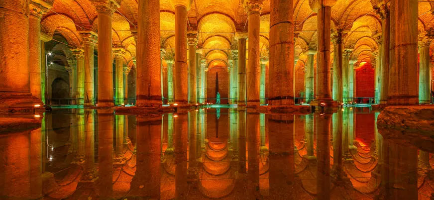Interior de la Cisterna Basílica con columnas reflejadas en Estambul