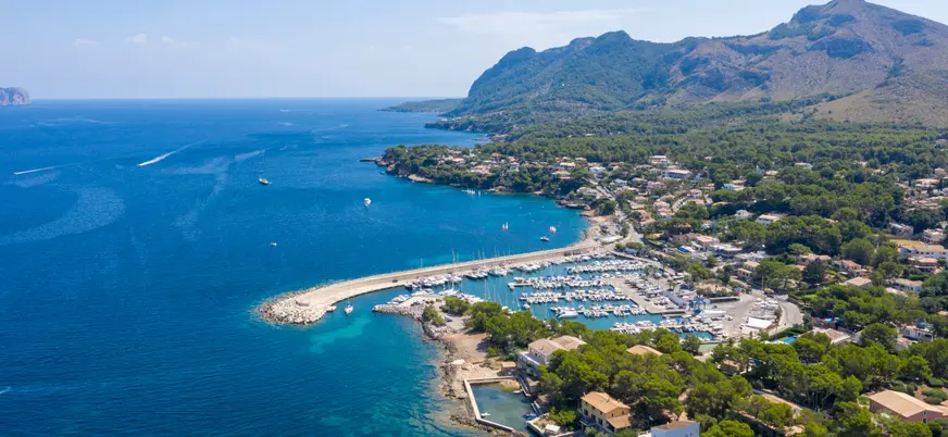 Panorámica de la costa de Alcudia, con sus aguas cristalinas, playas de arena dorada y un paisaje natural impresionante que se extiende hacia el horizonte.