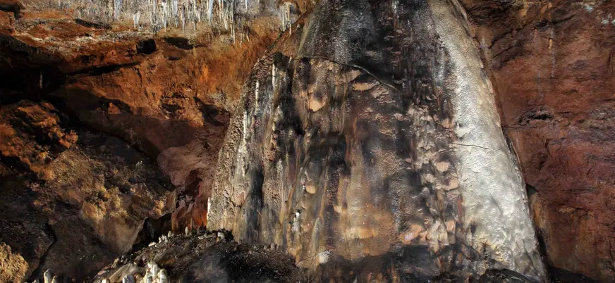 En el interior de la cueva, el tiempo parece detenido. Cada forma, cada relieve, es el resultado de siglos de silencio y minerales en movimiento.