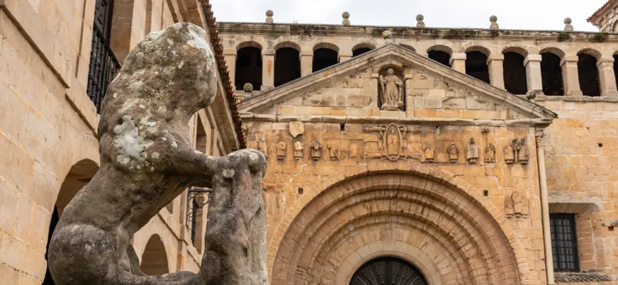 La Colegiata de Santa Juliana en su entrada principal, Cantabria