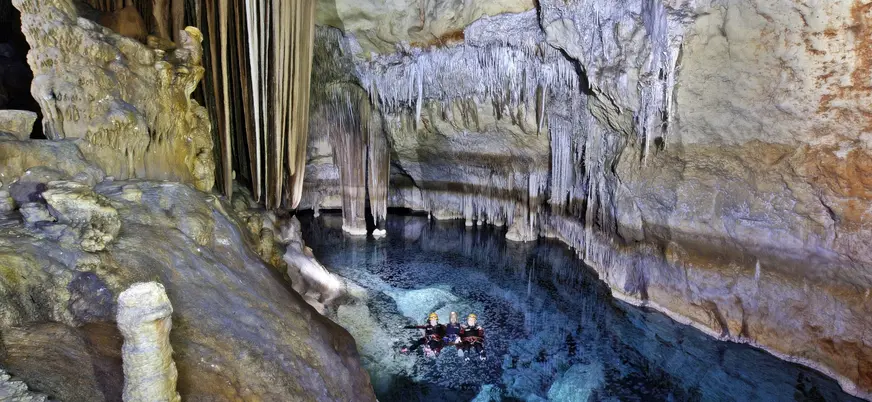 Rodeada de paisajes verdes y acantilados, la Cova de Coloms ofrece una experiencia única en la naturaleza.