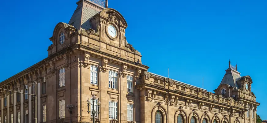 Parte exterior de la estación de São Bento en día soleado, Oporto