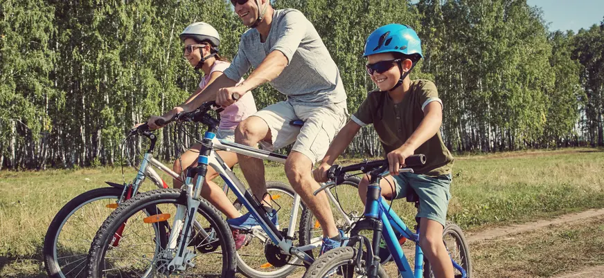 Familia pedaleando en un ruta por Cantabria en plena naturaleza.