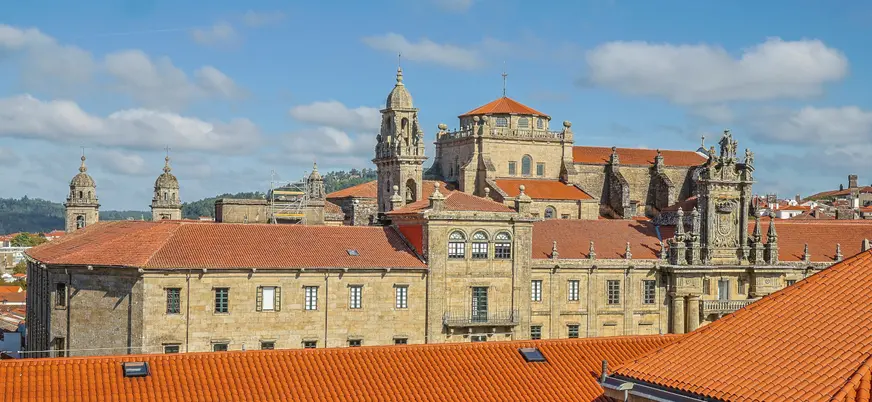 Histórico hostal dos Reis Católicos desde la catedral de Santiago de Compostela