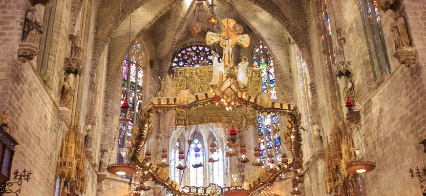 Interior de la catedral, que enamora a locales y turistas con su grandiosidad, naves y el altar mayor.
