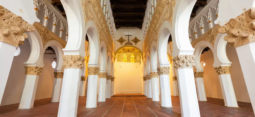 Vista interior de la Sinagoga de Santa María la Blanca en Toledo, un ejemplo impresionante de la arquitectura mudéjar.