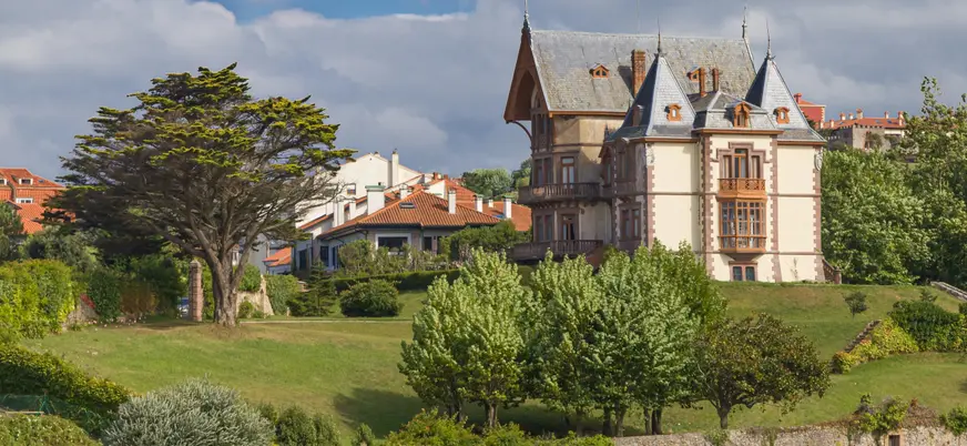 Vista lateral de la mansión del Duque de Almodóvar del Río, Comillas