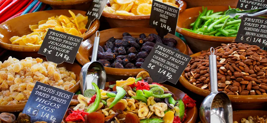 Puestos de frutas deshidratadas en el mercado de Alcudia, Mallorca