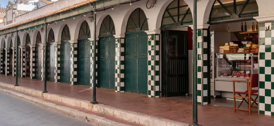Mercado central, el lugar donde conviven productos locales, tradición gastronómica y ritmo diario de los habitantes.
