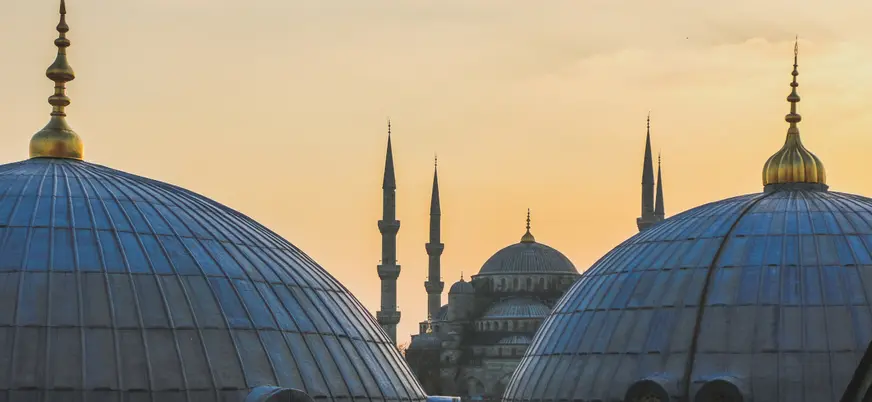 úpulas de la Mezquita Azul al atardecer en Estambul