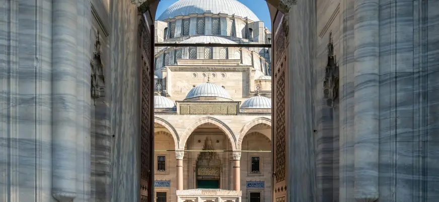 Interior amplio y luminoso de la Mezquita de Suleymaniye.