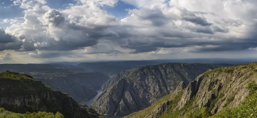 Desde el mirador de Cabezoas se contempla un paisaje sobrecogedor, donde los verdes valles y las montañas se funden con el horizonte.
