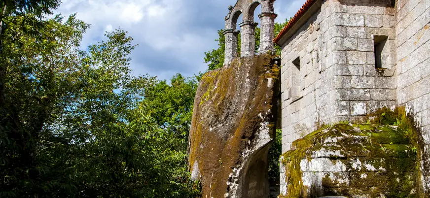 El Monasterio de Rocas, escondido entre formaciones rocosas, ofrece una atmósfera de serenidad.