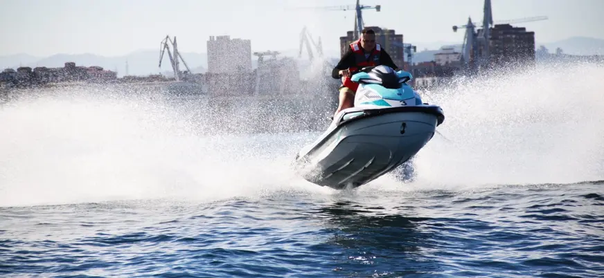 Moto de agua en pleno salto en Gijón