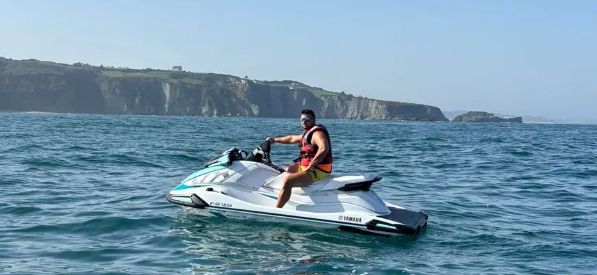 Moto de agua en el mar cantábrico, Gijón