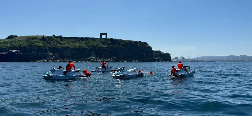 Grupo de motos de agua paradas en el mar, Gijón