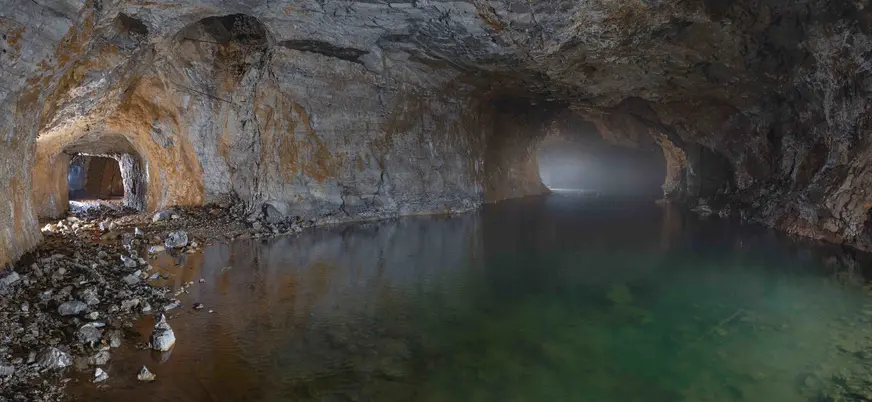 Entre la penumbra y la luz tenue, se abren cavidades naturales donde la naturaleza ha trabajado en silencio durante milenios.