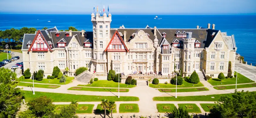 Palacio de la Magdalena en la península de Santander