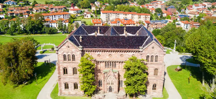Vista aérea del Palacio de Sobrellano en Comillas, Cantabria