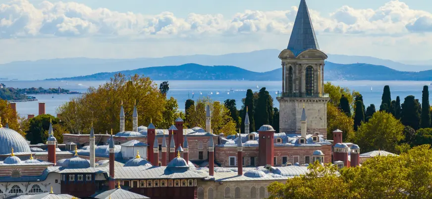 Panorámica del Palacio Topkapi con el Bósforo al fondo en Estambul