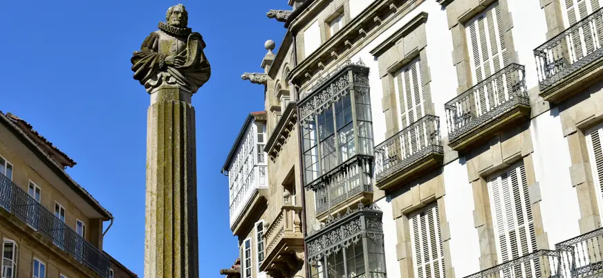 Busto de Miguel de Cervantes en la plaza que lleva su nombre en Santiago de Compostela