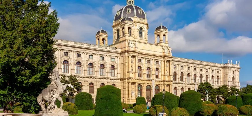 La Plaza María Teresa, un tributo a la emperatriz enmarcado por arte y ciencia.