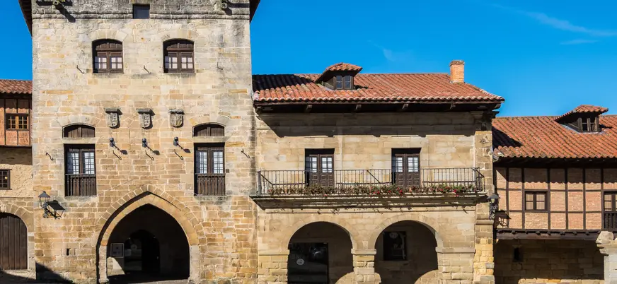 Vista de la Plaza Mayor de Santillana del Mar, un encantador espacio central rodeado de edificios históricos de piedra.