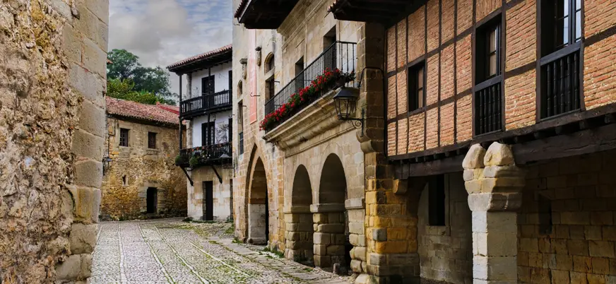 Vista lateral de la plaza mayor de Santillana del Mar y su casco antiguo