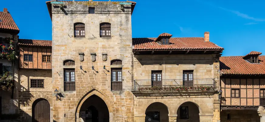 Vista central de la plaza mayor de Santillana del Mar, Cantabria
