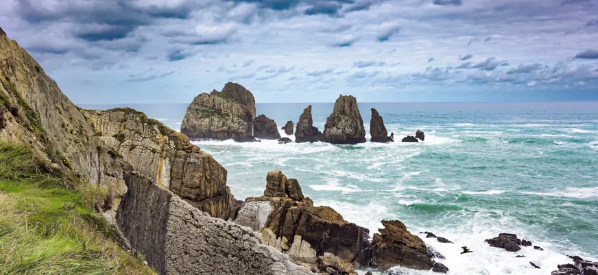 El mar contra las rocas en la playa de Portío, Cantabria