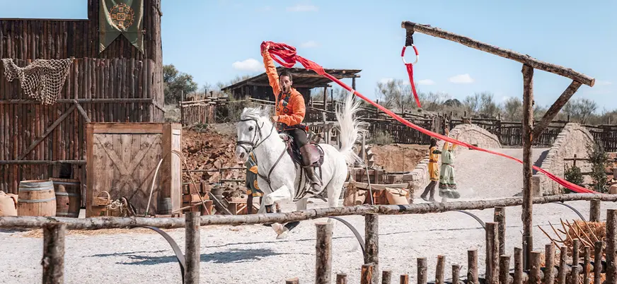 Hombre a caballo en el espectáculo de Puy du Fou España en Toledo